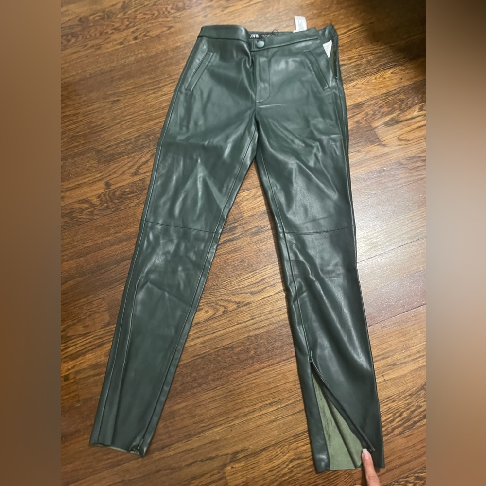Women’s high rise Green Sara legging, vegan leather size 26